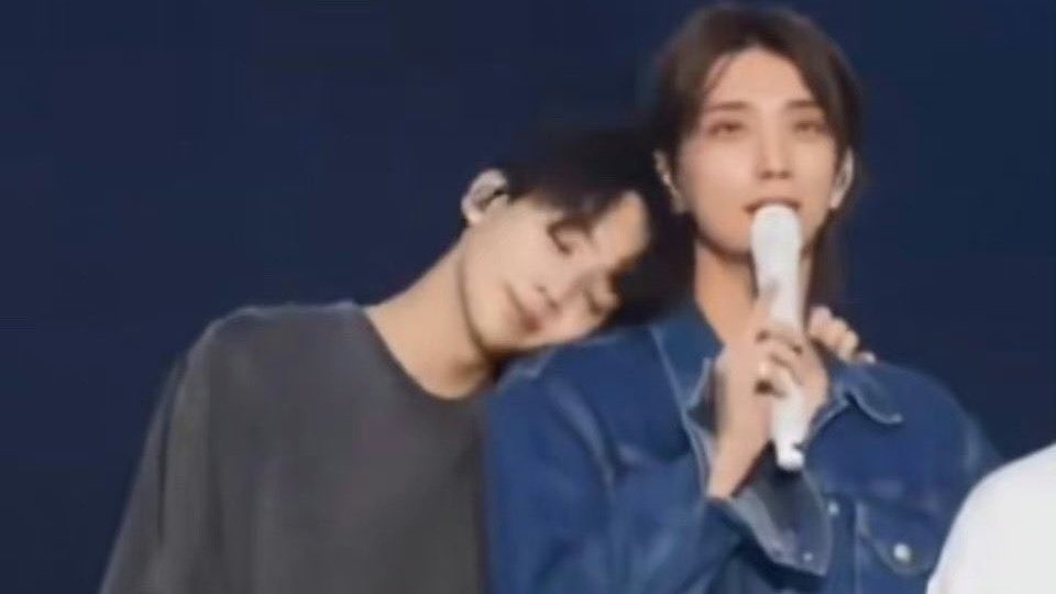 eusexshua's tweet image. jihan leaning their heads on each other &amp;lt;3 

sometimes home isn’t a place, it’s a person