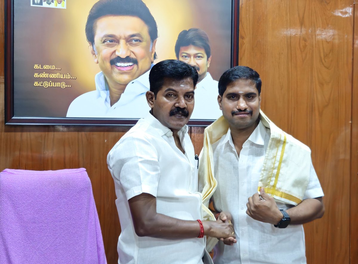 ChandranDMK_'s tweet image. திருவள்ளூர் மேற்கு மாவட்ட மாணவரணி அமைப்பாளர் திரு.முரளிசேனா அவர்கள் தனது பிறந்தநாளில் நேரில் சந்தித்து வாழ்த்துப் பெற்றார்.