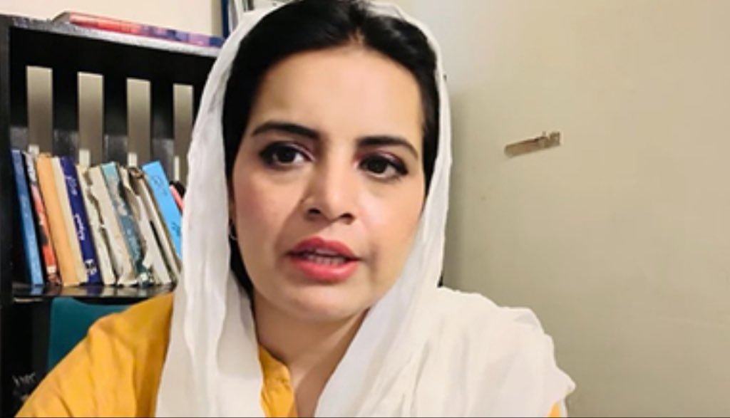 Shahidjaam_'s tweet image. Standing strong with Samina Pasha! Journalism isn't a crime, it's a pillar of democracy. Let's reject propaganda &amp;amp; campaigns aimed at silencing truth-tellers. Keep shining a light on the important stories, Samina! 
#JournalismIsNotACrime #PressFreedomMatters @pasha_samina