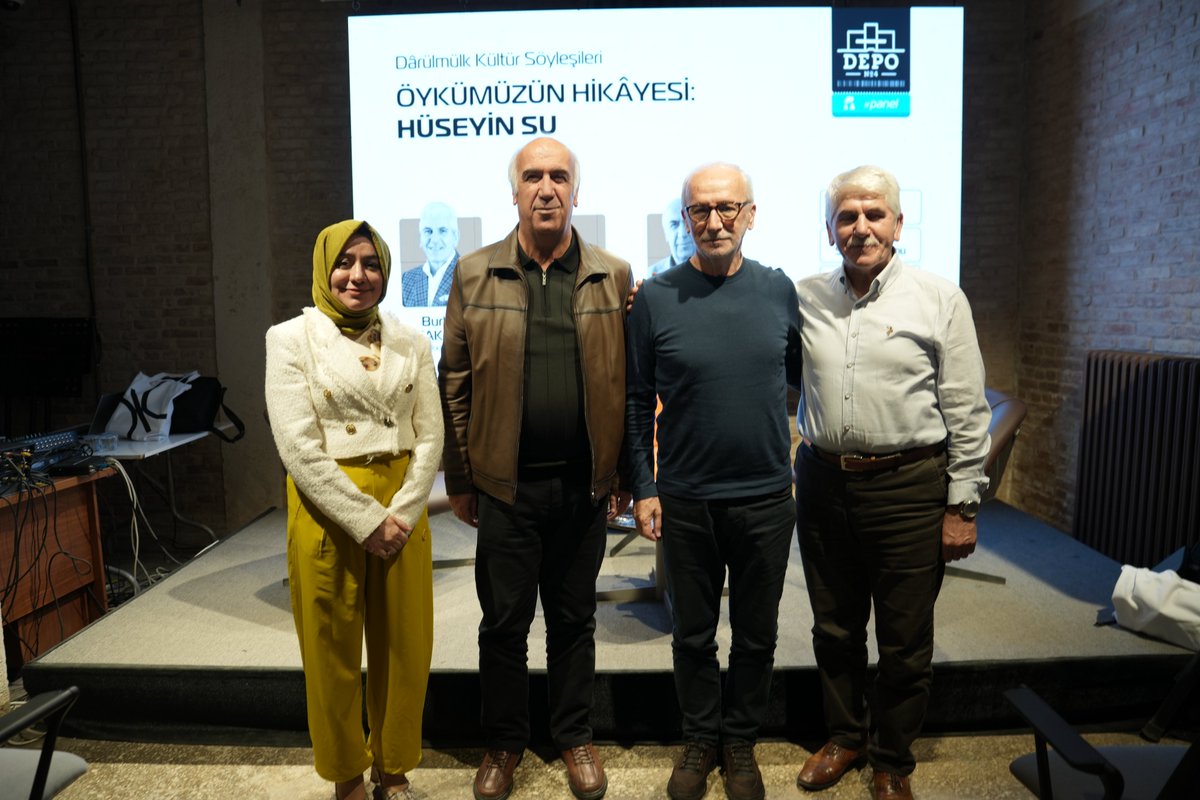 📚 Dârülmülk Kültür Söyleşileri

Öykümüzün Hikâyesi: Hüseyin Su**

Depo No.4’te bugün yalnızca bir panel değil, Türk öyküsünün vicdanına yapılan bir yolculuk yaşandı. Hüseyin Su’nun sessiz ama derin dünyası; Cemal Şakar ve Mehmet Narlı’nın güçlü yorumlarıyla yeniden açıldı.