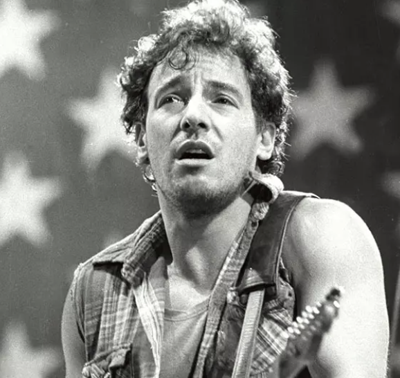 Littleton_music's tweet image. November 1st 1980 Bruce Springsteen score his first number 1 album in the US with The River. What&apos;s your favorite album by Bruce Springsteen? 🎼 #BruceSpringsteen #TheRiver #SpringsteenFans