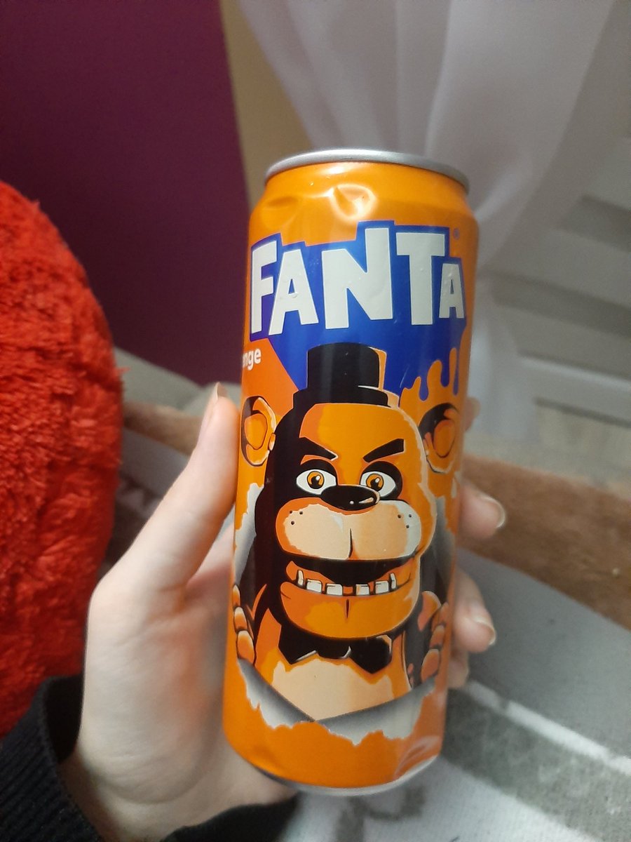 CATomek's tweet image. NO WAY PATRZCIE MAMA MI TO DAJE I MOWI &quot;PATRZ Z TAKĄ MORDĄ CI PRZYNIOSLAM&quot; JA PATRZE I O MOJ BIZE FREDDY FAZBEAR HOR HOR HOR