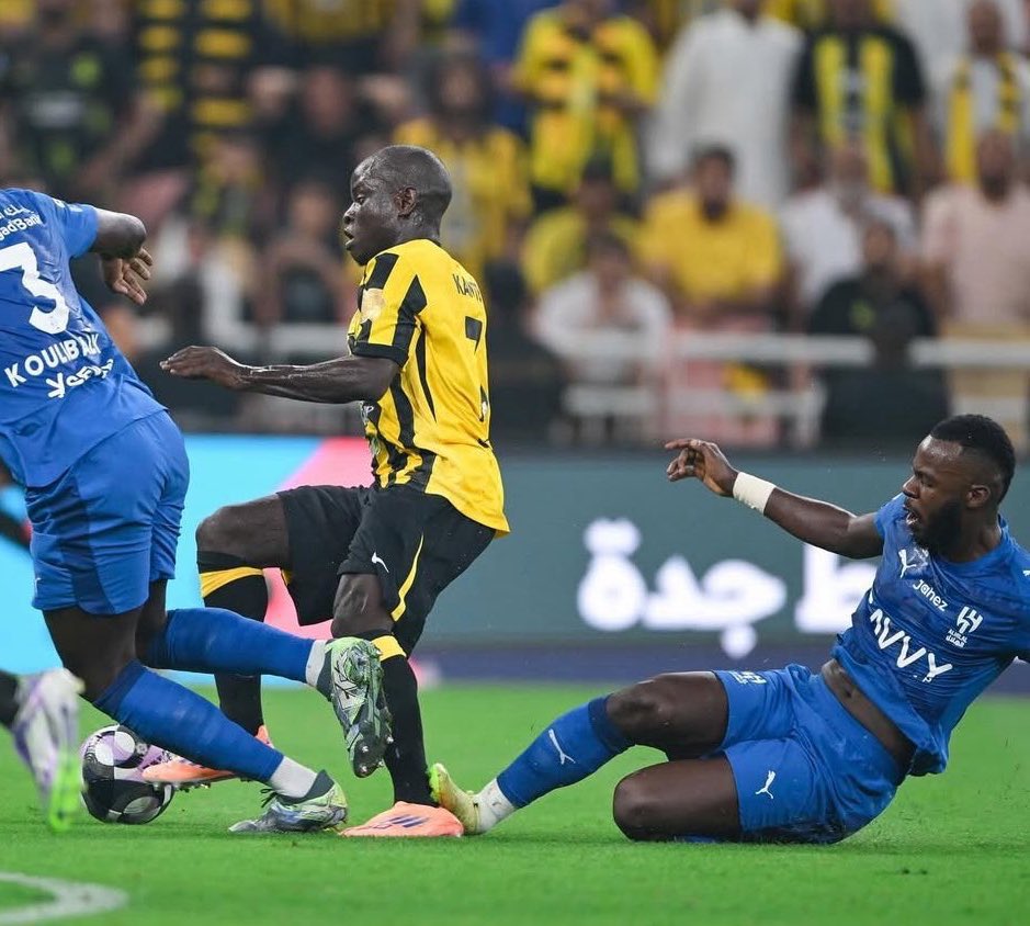 لو الاتحاد يحظى بمثل الدعم والعناية والرعاية التي يحظى بها الهلال و النصر 

كان من الممكن تجاوز اخطاء الليلة والخروج برومنتادا نتوجها بركلة جزاء في آخر ربع ساعة بعد تدخل تقنية الـ VAR

لكن لانه الاتحاد نادي شريف ونزيه فهو نادي يتحمل اخطاءه ويتحمل نتيجتها

هارد لك الخسارة يا