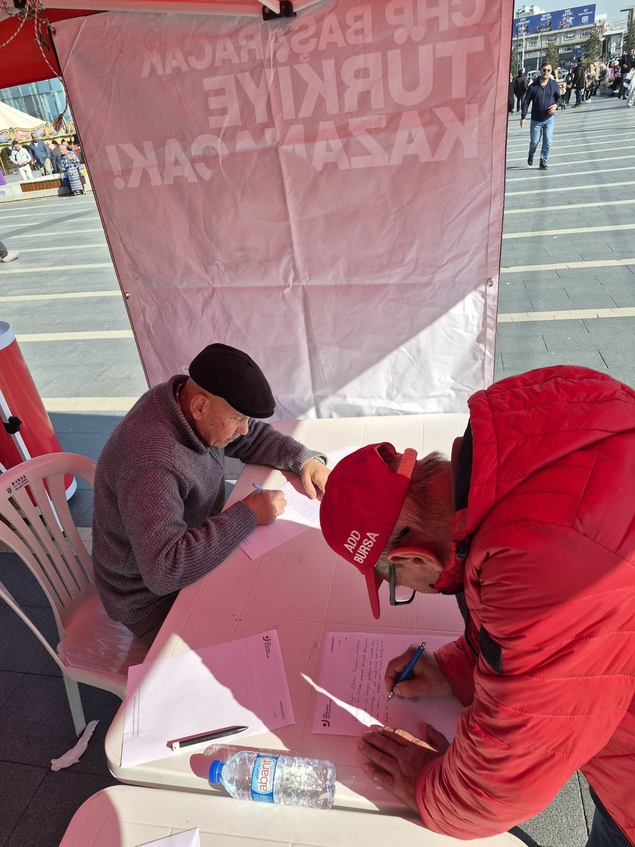 Bugün Kent Meydanı’nda umudu ve direnişi büyüttük.
Yaşlısı genci, herkes Ekrem İmamoğlu’na mektuplarını yazdı, imzalarını attı.
Direniş duvarımız, özgürlüğe inananların sloganlarıyla doldu.

#ÖzgürlüğeMektup #DirenişDuvarı #Ekremİmamoğlu #CHPGençlik #OsmangaziGençlik