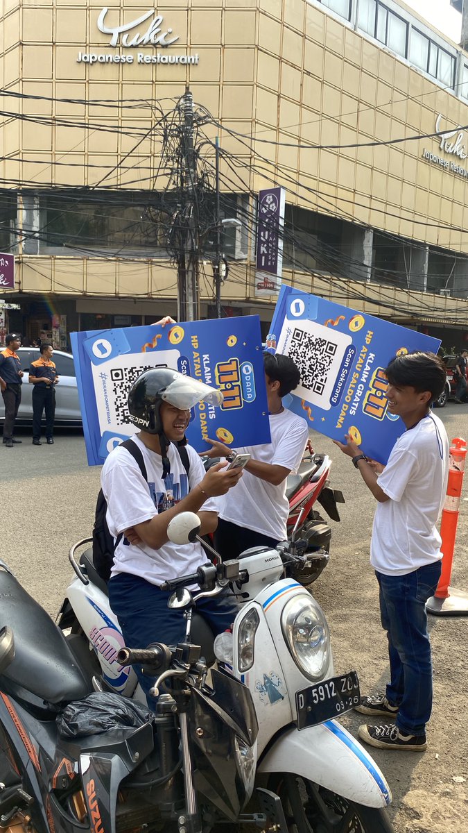 YasaJajuli's tweet photo. Kapan lagi dapet dana kaget gara2 iseng scan barcode mas mas yg pake bajunya ada qrnya, lokasinya di Blok M Square Jakarta, wkwk lumayan bgt cuy https://t.co/2OeugmBfrY