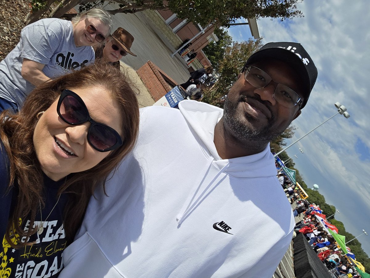 MatturroMEd's tweet photo. Selfies with @AISDSupe &amp; @O_L_Mayers are a must @AliefISD #AliefProud25 #saycheese 📷 #Supes https://t.co/1VN22gJeir