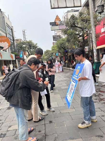 SaranabiT's tweet photo. td di Bandung braga, ada yg bawa papan DANA warna biru 😭 gue iseng scan &amp; muncul notif claim gratis https://t.co/1iLqZ1pDdV