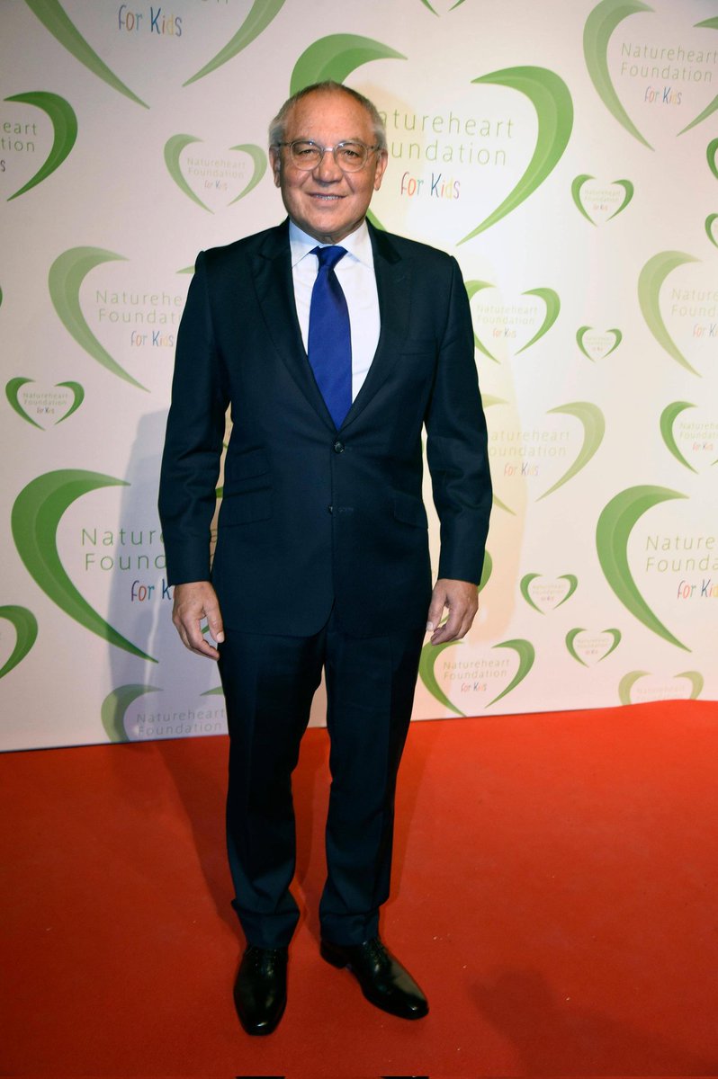 Was macht dieser Mann vorm Millerntor???

#FCSP