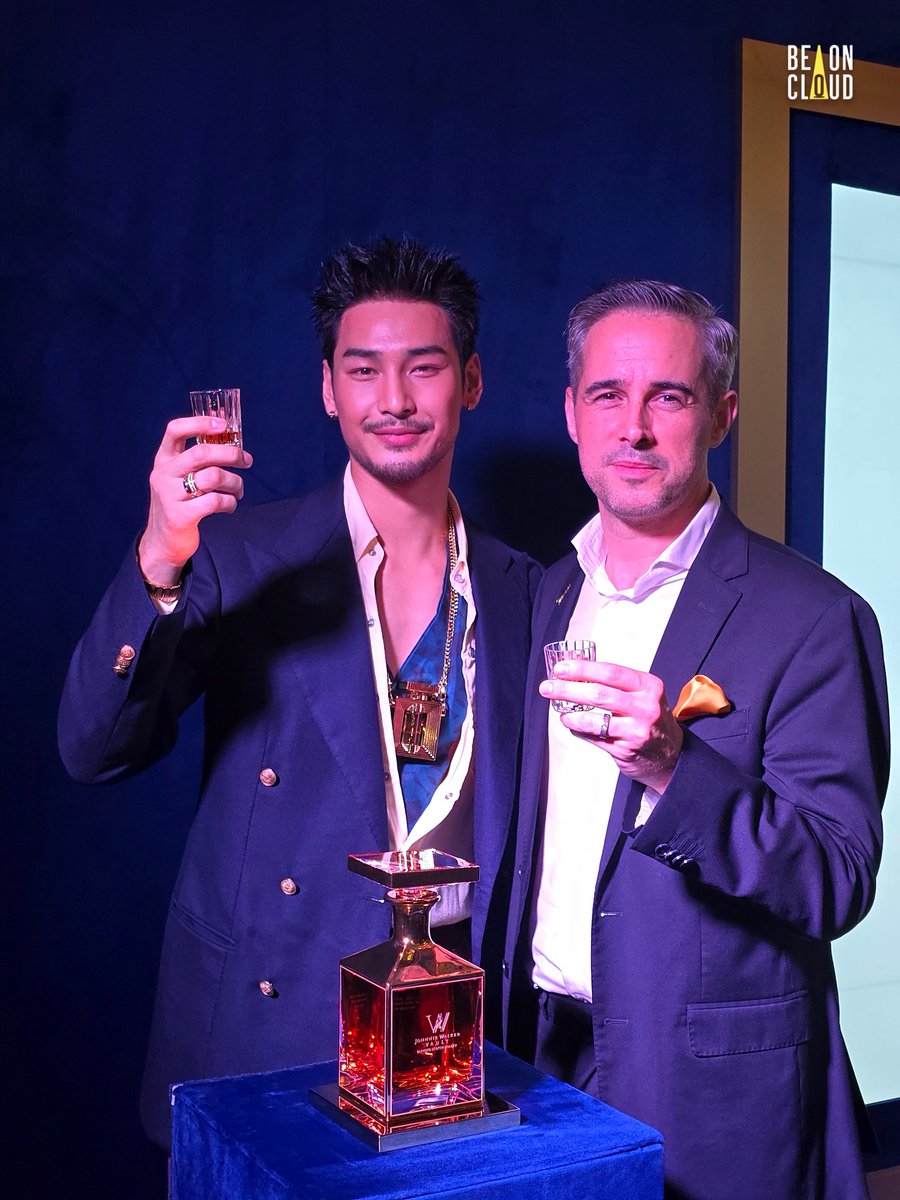 beoncloud_th's tweet image. อาโป ณัฐวิญญ์ ถ่ายภาพร่วมกับคุณ Vincent Cleme และ Dr. Emma Walker ที่งาน Johnnie Walker Vault Exclusive Celebration ที่ประเทศสิงคโปร์ 📸✨

#JohnnieWalkerVaultxApo
#VaultTH #DrinkResponsibly