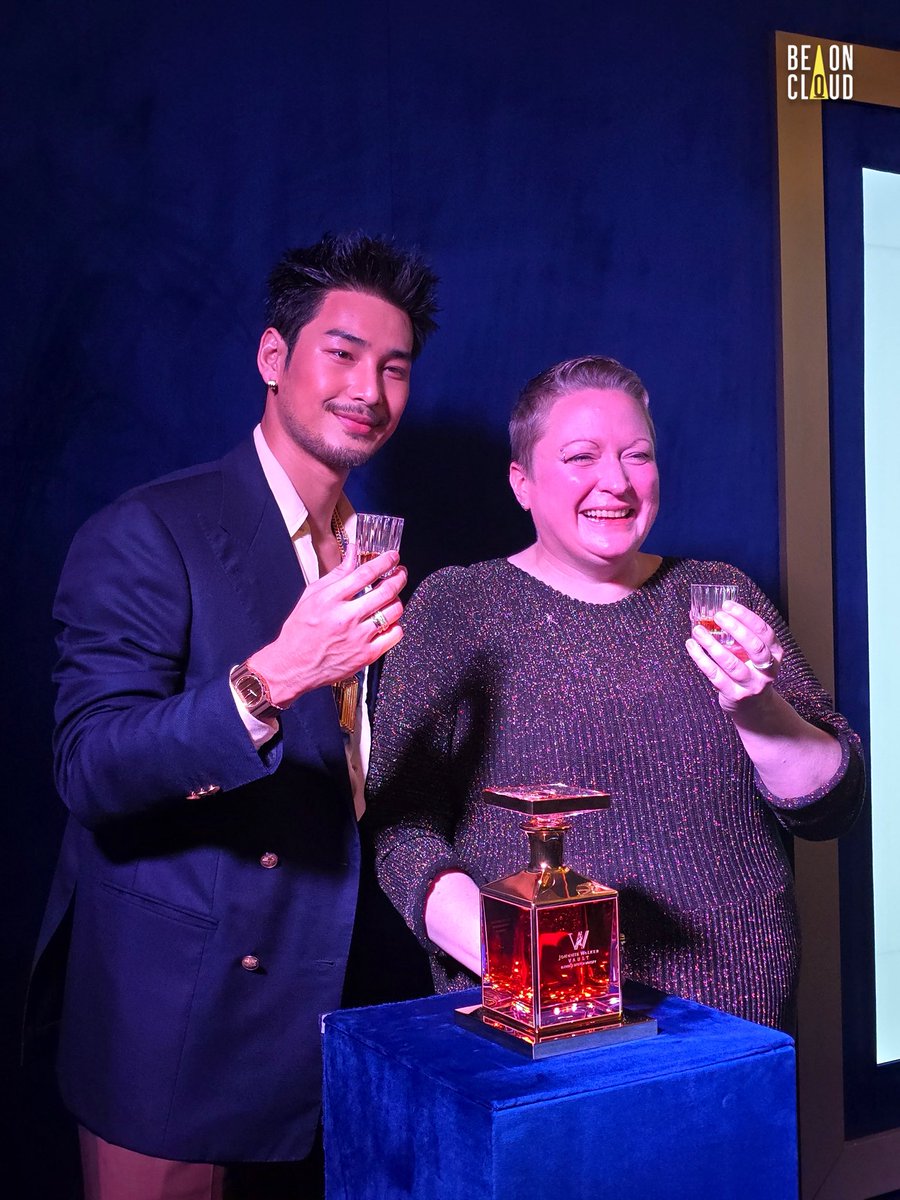 beoncloud_th's tweet image. อาโป ณัฐวิญญ์ ถ่ายภาพร่วมกับคุณ Vincent Cleme และ Dr. Emma Walker ที่งาน Johnnie Walker Vault Exclusive Celebration ที่ประเทศสิงคโปร์ 📸✨

#JohnnieWalkerVaultxApo
#VaultTH #DrinkResponsibly