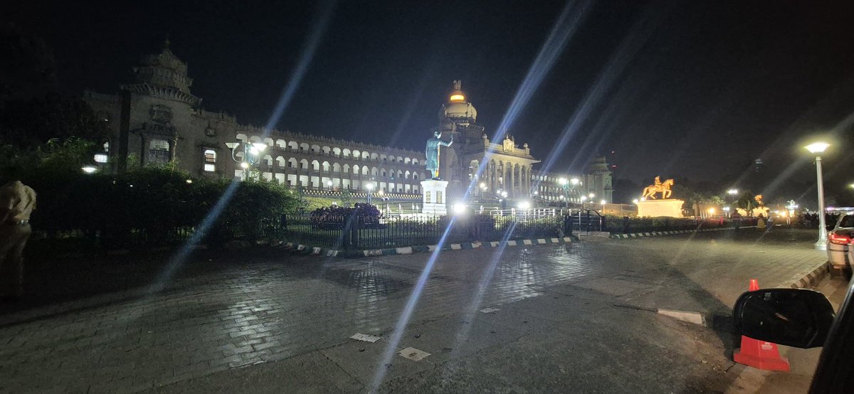 The bankrupt state govt. Has turned off #rajyotsava  lighting at 9:30pm ! So many visitors left the venue disappointed 😔 

ಕರೆಂಟ್ ಬಿಲ್ ಕಟ್ಟಕ್ಕೆ ಕಾಸಿಲ್ಲ ಅನ್ಸುತ್ತೆ 🤦

#Karnataka #ಕನ್ನಡ_ರಾಜ್ಯೋತ್ಸವ #Bengaluru