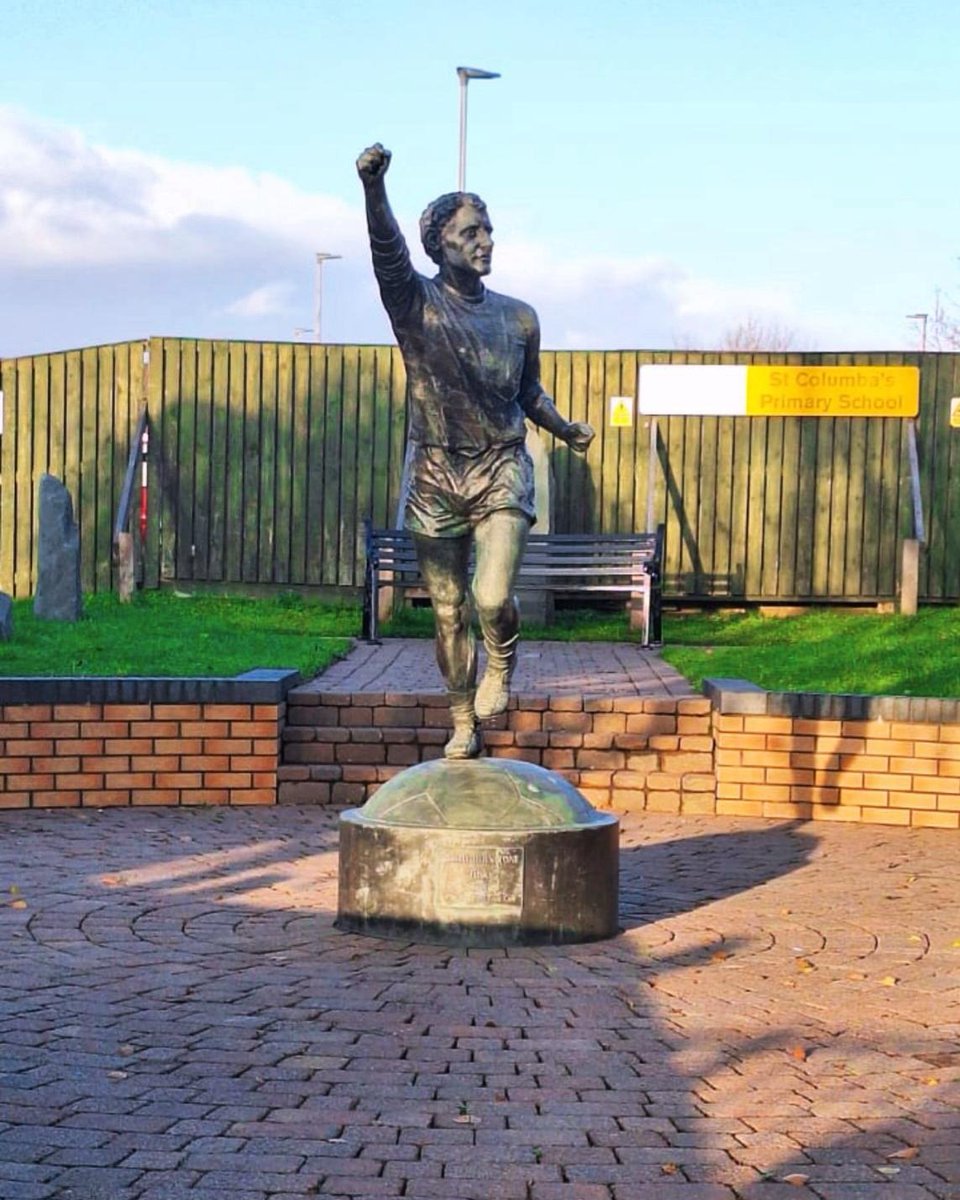 The Greatest ever Celt, Jimmy 'Jinky' Johnstone's grave &amp; statue today 🙏🏼🍀