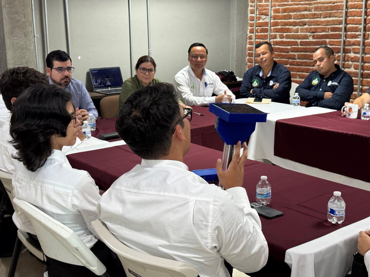 Recibí a estudiantes y docentes del Instituto Tecnológico Superior de #Eldorado, ganadores del primero y segundo lugar regional en el certamen InnovaTecNM 2025 realizado en #Hermosillo.

Con sus proyectos TILAGOLD (salchicha elaborada con carne de tilapia) e HYDROMAX (sensor
