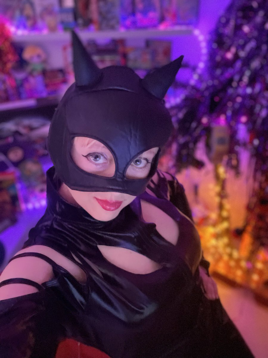 Happy Halloween 🎃 and thanks for hanging out with your favorite Catratwoman last night on twitch!