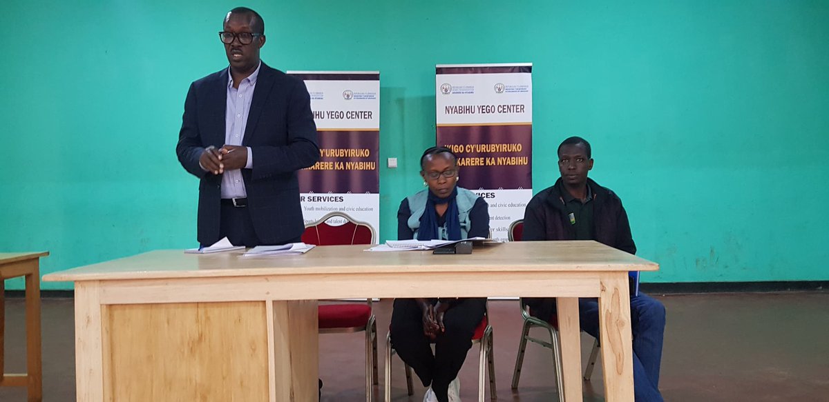 NyabihuDistrict's tweet photo. Ku munsi wa kabiri itsinda ry'abadepite bagize amahuriro #FFRP na #RPRPD bayobowe na Hon.NABAHIRE Anastase baganirije urubyiruko ku buzima.Bagarutse Ku biyobyabwenge,ubusambanyi, inda zitateguwe ku bangavu n'ingaruka zazo.Intego y'umunsi yari: #EJOHEZAMUBIGANZABYANJYE. https://t.co/lkR9VMi0oL