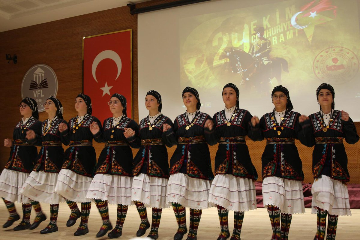Vakfıkebir Fen Lisesi öğrenci ve öğretmenlerimizin;Cumhuriyetimizin kuruluşunun 102. yıldönümü münasebetiyle hazırladığı kutlama programı büyük bir coşkuyla gerçekleştirildi. Gurur ve heyecanla kutladığımız bu anlamlı programın hazırlanmasında emeği geçen herkese teşekkürler 🇹🇷🇹🇷