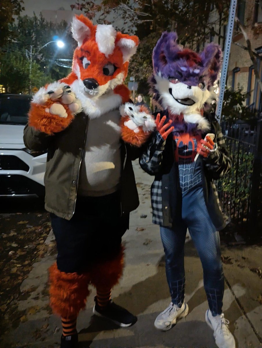 MoonXplorer's tweet photo. Spent the night out with my family on Halloween at a halloween parade #happyhall https://t.co/rCxwZpA6PW