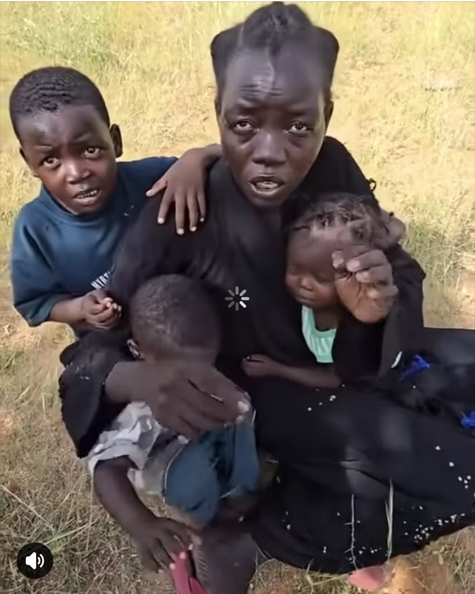 SAlezidi's tweet image. انظروا إلى نظرات الاطفال البريئة  هذه الأم السودانية، ترتجف مع كل رصاصة تُطلق لإرهابها وأطفالها، بينما تحميهم بجسدها. وقد قتلوها بأسم الدين و السياسة 
اوقفوا ابادة النساء و الاطفال