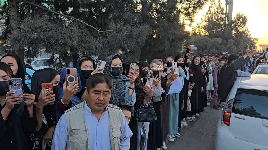 ZahraJoya's tweet image. In Hazara society, women’s presence alongside men is accepted and respected.
Today in Kabul women joined men to welcome the under-17 boys’ futsal team after they became the champions of Asia، even though, under Taliban rule, such participation is forbidden.
