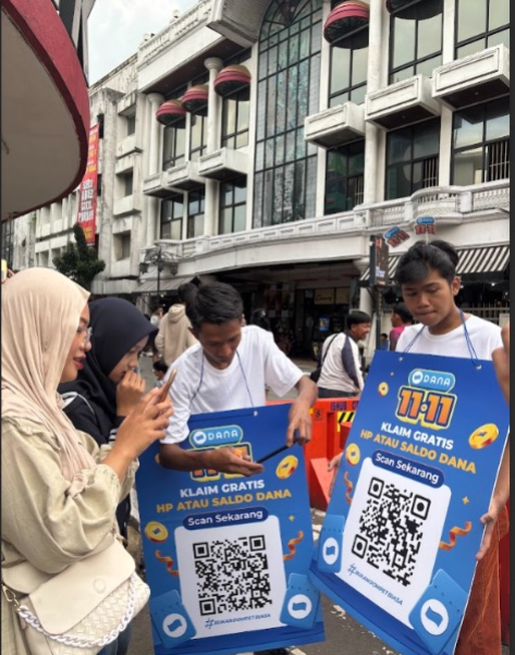 mithunwardanii's tweet photo. td di Bandung braga tuh rame parah 😭 semua pd ngarahin kamera ke papan QR yg dibawa sama abang2 gitu, gue iseng ikutan scan dan dapet saldo dana. Kalian besok kalo kesini, ikut scan aja, soalnya besok ada lagi https://t.co/9Cq0Nsa9tt