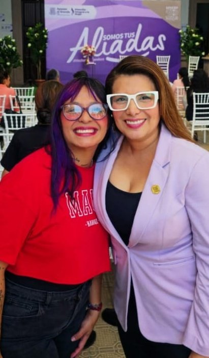 DianaLuzVa's tweet photo. Muchas gracias a todas las #mujeres que me acompañaron en #Apaseo El Grande en #Guanajuato a la presentación del "Salvavidas para madres autónomas". Gracias también al presidente municipal @ChelisOliveros por toda su calidez y generosidad!!! https://t.co/eL6h05XYME