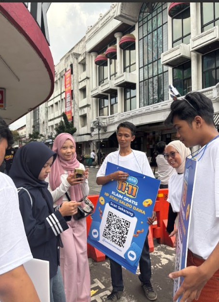 SusanaRbj's tweet photo. sumpah Bandung 😭 td di braga ada mas bawa papan QR 11.11, gue kira bohongan eh dapet saldo beneran, besok  sih katanya ada lagi , jadi langsung dtg aja ya https://t.co/PJOs3StBbj