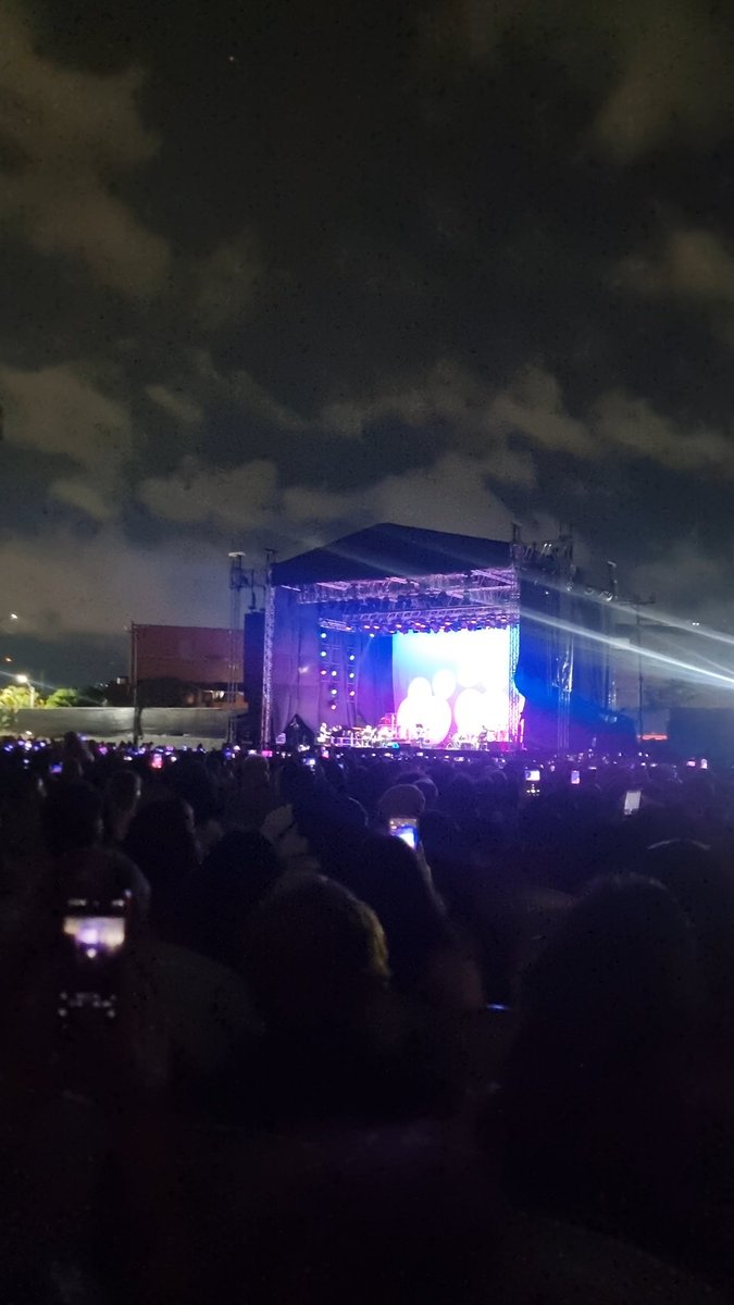 PachoEscobar's tweet image. ¡Gracias Silvio Rodríguez!
Oigan @paramo_presenta, Medellín necesitaba una mejor producción. Pésimo sonido. Qué la gente pida «volumen, volumen», mal.
¿Y cómo no van a tener ni una pantalla? Si en gramilla no se veía nada, no imagino en gradería. Nos tocó verlo y oirlo con zoom.