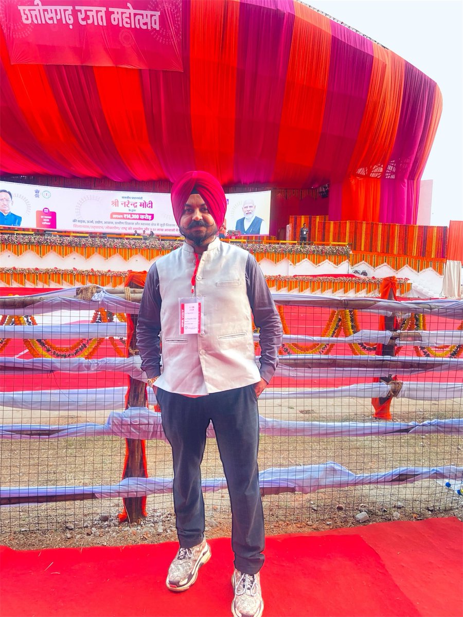 bhhupender's tweet photo. छत्तीसगढ़ रजत महोत्सव के ऐतिहासिक अवसर पर आदरणीय प्रधानमंत्री श्री नरेंद्र मोदी जी का सान्निध्य हम सभी छत्तीसगढ़वासियों के लिए अविस्मरणीय और गौरवपूर्ण क्षण है।
@narendramodi ji @vishnudsai @drramansingh https://t.co/FSxY8GUcis