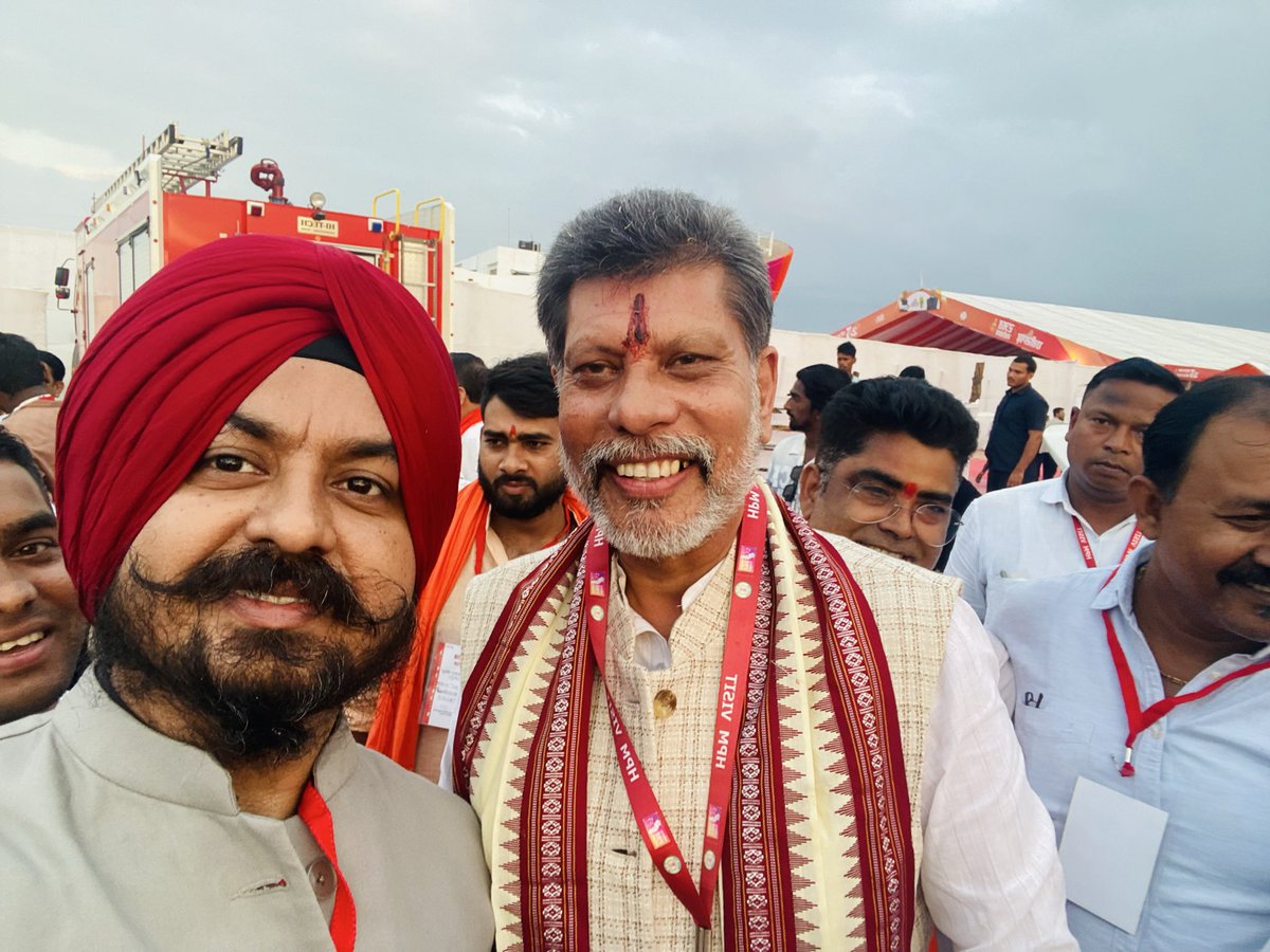bhhupender's tweet photo. छत्तीसगढ़ रजत महोत्सव के ऐतिहासिक अवसर पर आदरणीय प्रधानमंत्री श्री नरेंद्र मोदी जी का सान्निध्य हम सभी छत्तीसगढ़वासियों के लिए अविस्मरणीय और गौरवपूर्ण क्षण है।
@narendramodi ji @vishnudsai @drramansingh https://t.co/FSxY8GUcis