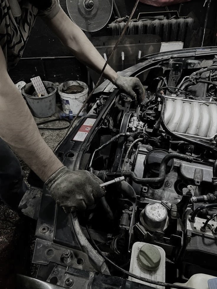 „– Dax – odzywam się spokojnie. – Ile płacę za pomoc?

Zerka na mnie ponownie i nagle jakby poważnieje. Mimowolnie prostuję się pod jego uważnym wzrokiem.

– Jeden uśmiech – odpowiada cicho. – I będziemy kwita.” 

𝟐𝟓 𝒅𝒏𝒊 𝒅𝒐 𝒑𝒓𝒆𝒎𝒊𝒆𝒓𝒚 🎄💚 #swiatecznausterka