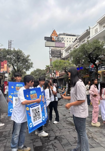 MelissaPtr2's tweet photo. Bandung braga td rame bgt 😭 ada yg jalan bawa papan biru DANA yg ada qrnya, gue scan &amp; dpt  saldo dana, besok kalo ke braga dan liat mereka, lgsg scan aja, soalnya ada hadiahnya https://t.co/ZdPqf3sgmd