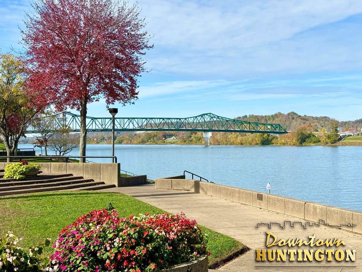 DowntownHWV's tweet image. It is a stunningly beautiful day on the Ohio River. #HuntingtonWV