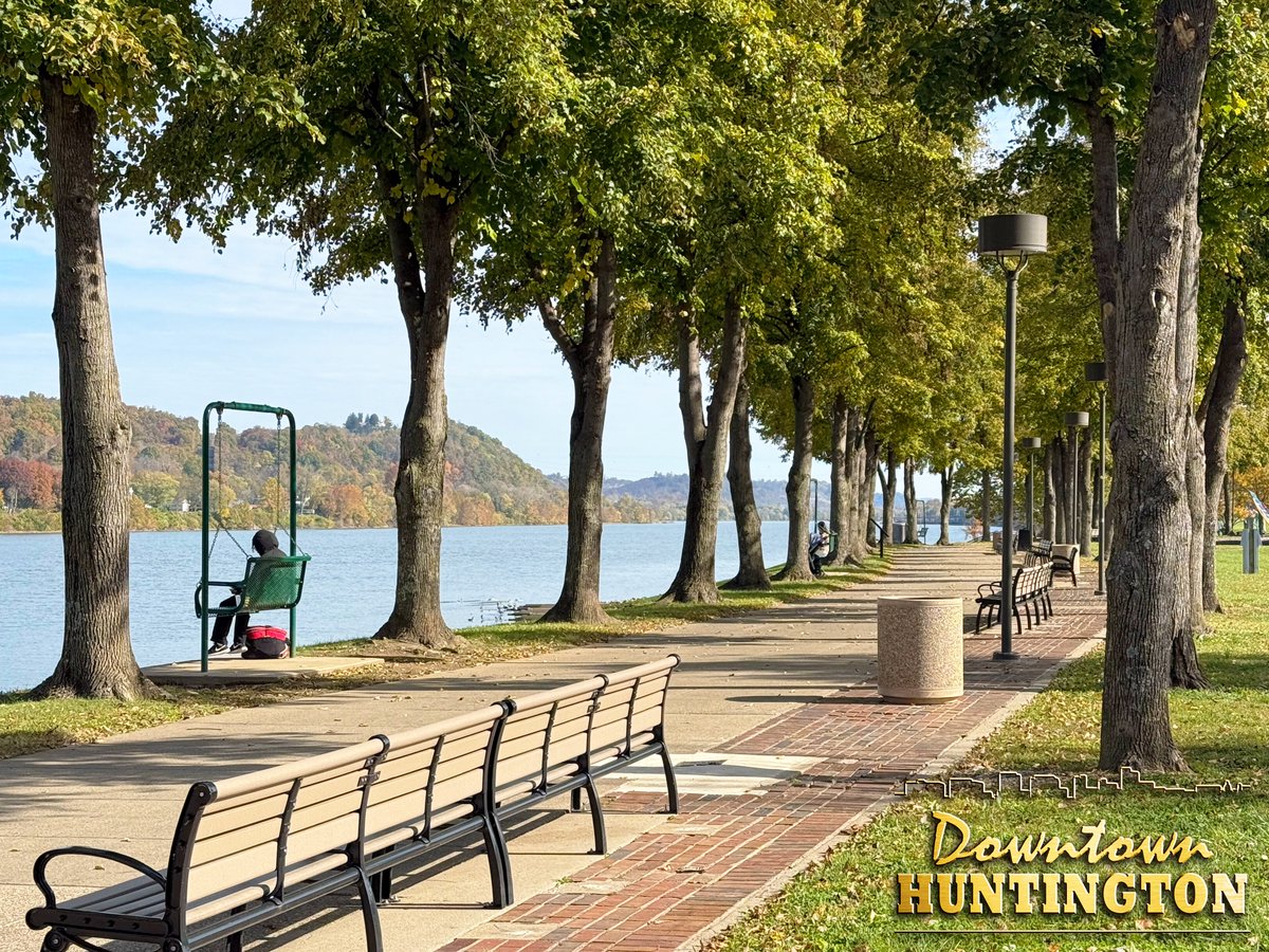 DowntownHWV's tweet image. It is a stunningly beautiful day on the Ohio River. #HuntingtonWV