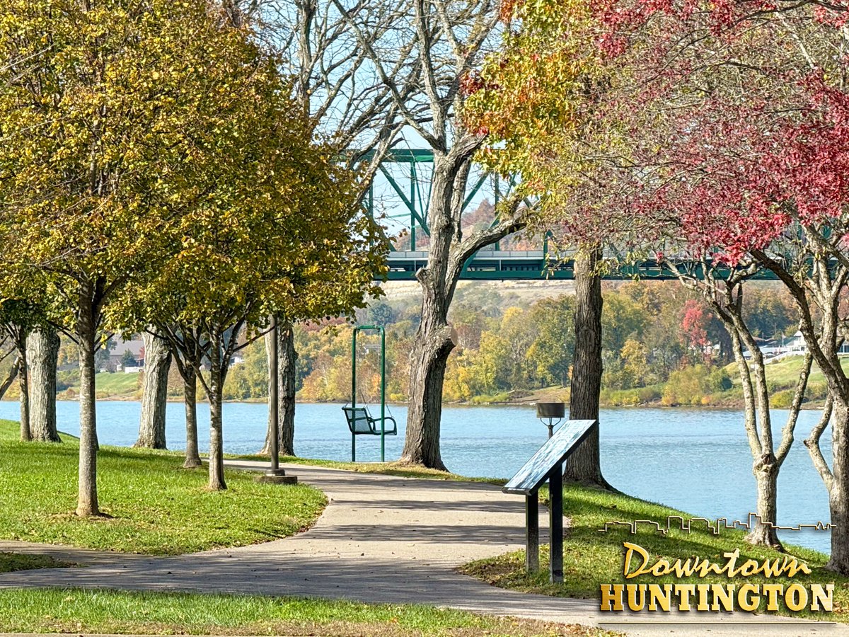 DowntownHWV's tweet image. It is a stunningly beautiful day on the Ohio River. #HuntingtonWV