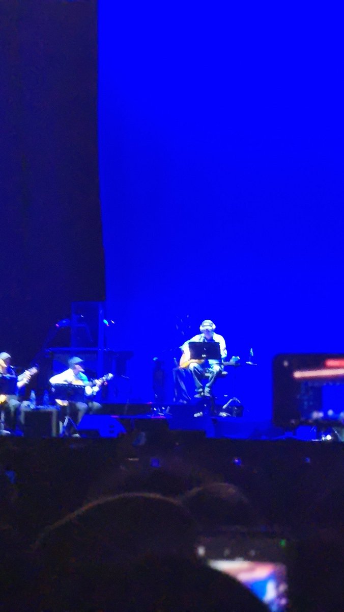 PachoEscobar's tweet image. ¡Gracias Silvio Rodríguez!
Oigan @paramo_presenta, Medellín necesitaba una mejor producción. Pésimo sonido. Qué la gente pida «volumen, volumen», mal.
¿Y cómo no van a tener ni una pantalla? Si en gramilla no se veía nada, no imagino en gradería. Nos tocó verlo y oirlo con zoom.