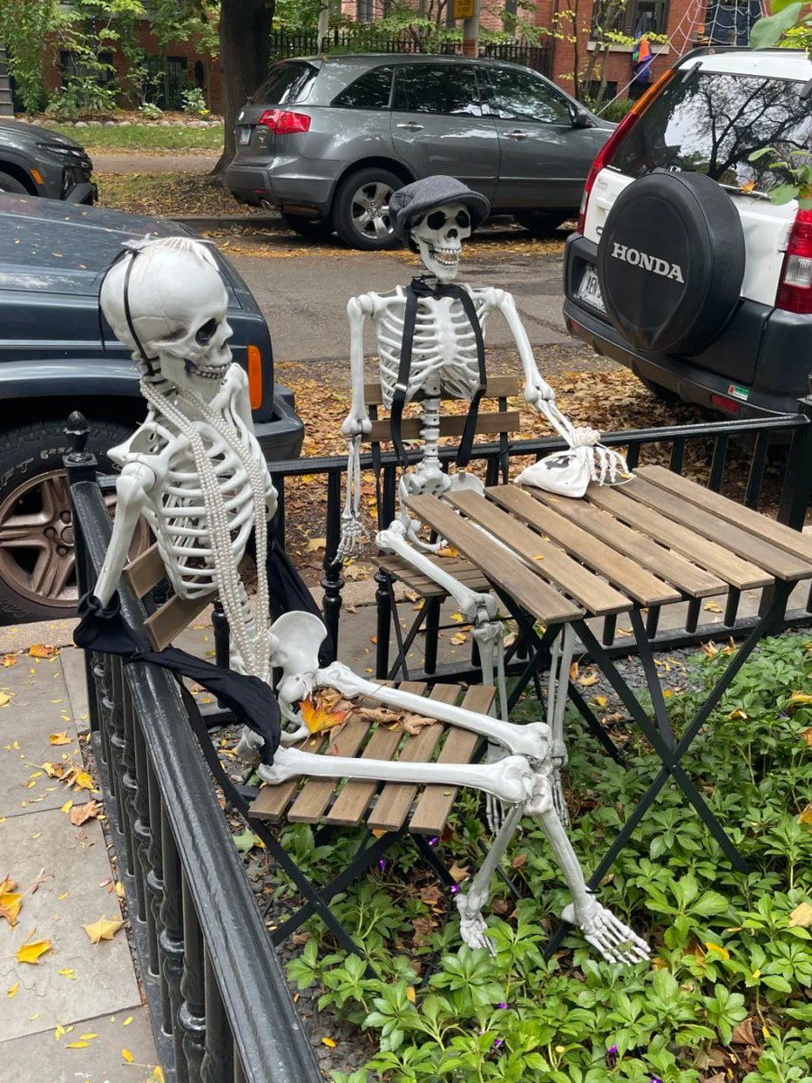 diegoro43038955's tweet image. Queen of the Night: Haunted Entrance Where shadows rule and the night whispers secrets…👻🖤
#HauntedVibes #HalloweenDecor