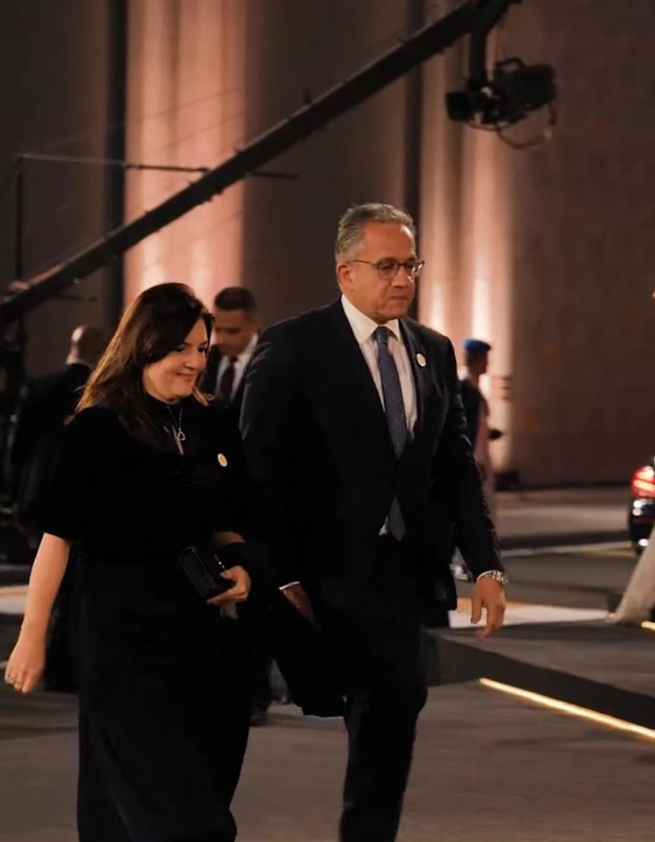 من قلب الحدث 🇪🇬✨
وصول الدكتور خالد العناني وزوجته إلى حفل افتتاح المتحف المصري الكبير
حضور يؤكد أن كل جهد وطني بيُذكر في يوم الفخر والعزة ❤️

#grande_gyptian_museum
#المتحف_المصري_الكبير
#GEM
#هدية_مصر_للعالم