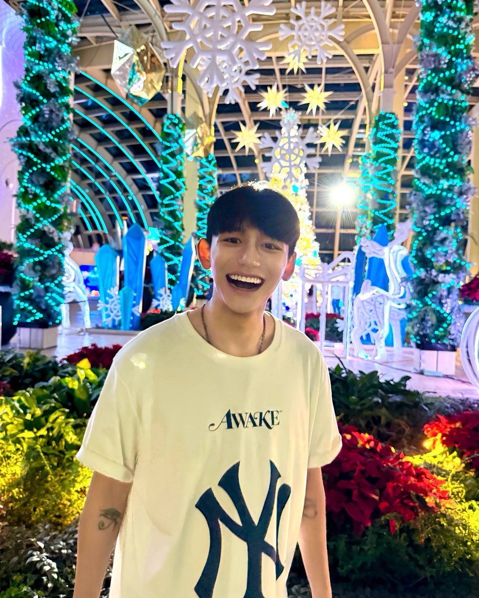 เมื่อก่อนฮีหล่อกว่านี้นะคิดว่า แต่เลื่อนมาเจอรูปนี้คือกุตกใจเลย เหมือนกอลั่ม