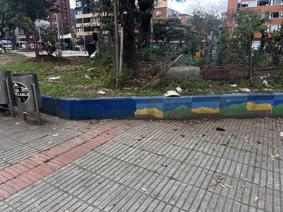 soycamilogomez's tweet image. ¡Pasaron 407 días!
Por fin, recogieron el poste de señalización que se cayó el pasado, 20 de septiembre de 2024. Casi que no pero al fin alguien nos escuchó. 
@AlcaldChapinero