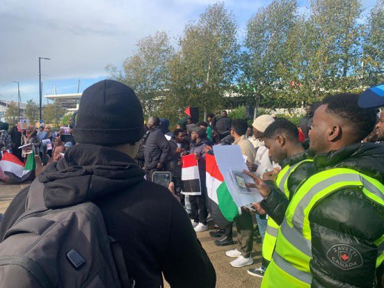 جماهير نادي مانشستر السيتي، المملوك إماراتيًا، خارج ملعبهم اليوم بأعلام السودان... موقف محترم من جماهير الفريق الإنجليز، لأن جماهير الفريق العرب خايفين يتكلموا عن السودان ولو بنصف كلمة.