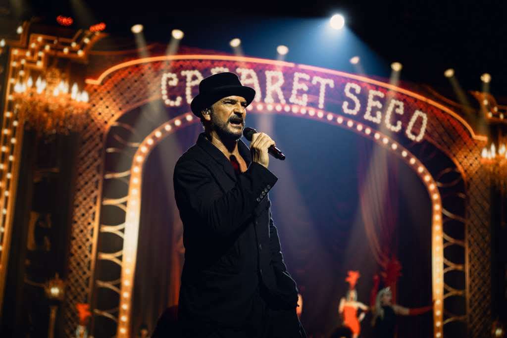 #ArtesDCA  |  El cantautor Ricardo Arjona se dejó ver sin filtros el viernes por la noche en la Gran Sala Efraín Recinos del Centro Cultural Miguel Ángel Asturias: crudo, teatral y magnético. 

Una bailarina solitaria, músicos cómplices y una escenografía que evocaba el esplendor