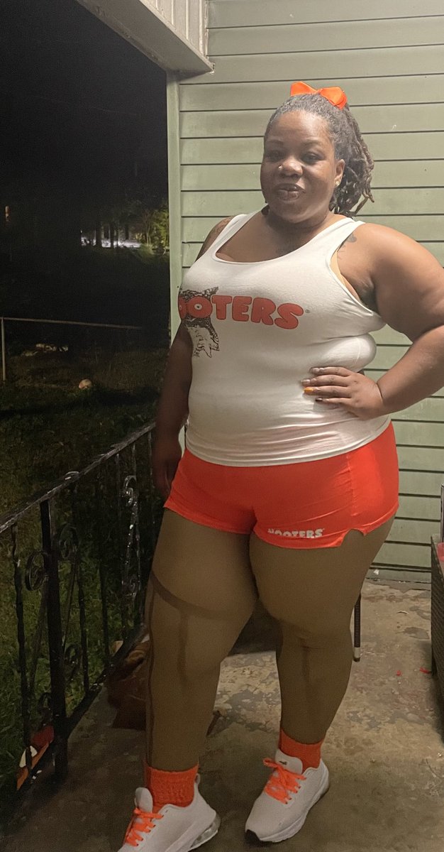 prooni3's tweet photo. Say hi to your new favorite Hooters girl!! Happy Halloween 🎃🎃#halloween2025 https://t.co/Cdt83k2PXi