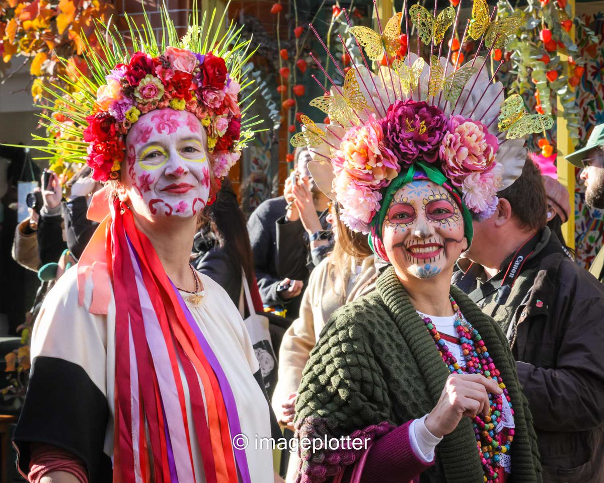imageplotter's tweet photo. Oh, why the hell not, I'll post some more because it really looked very beautiful. People celebrating the Mexican #DayoftheDay in #London's #ColumbiaRoad with a procession honouring the departed certainly all looked the part. Pics at @Alamy_Editorial and
@avalondotred https://t.co/FsdoSN4Pia