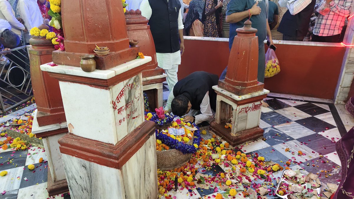 DevendraSinghMP's tweet image. आज भिण्ड प्रवास पर आए माननीय केंद्रीय राज्यमंत्री श्री @spsinghbaghelpr जी के साथ दतिया स्थित मां पीतांबरा मैया के दर्शन कर पूजन वंदन किया।

#pitambrapeethdatia #SPSinghBaghel #BJP4MP #BJP4Bhind #DevendraNarwariya