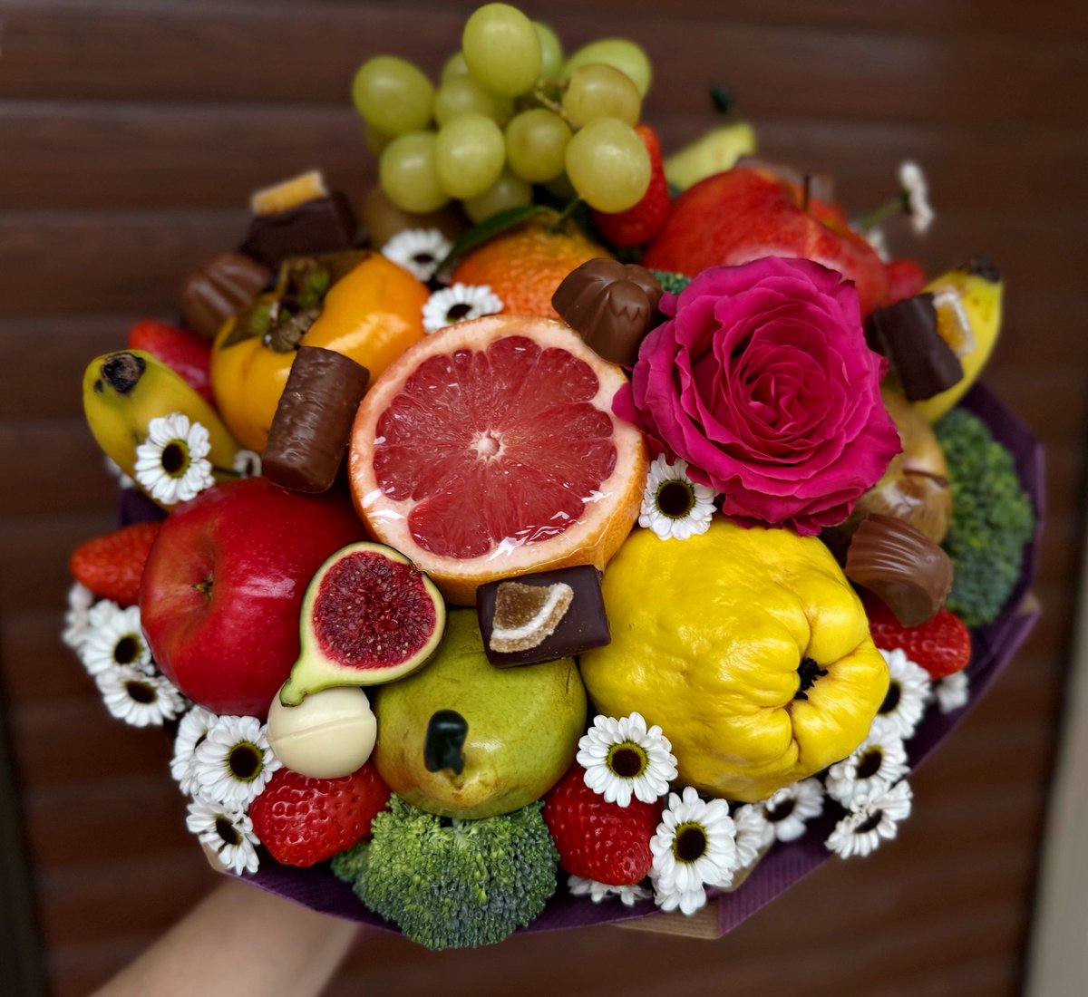 Un ramo que no solo conquista la vista, sino también el paladar 😍🍐🍑🍎🍫
Sorprende a esa persona especial con un detalle único, dulce y hecho con cariño 
💐 Ramo comestible con frutas y chocolates
 Katusha.es

#RamoComestible #RegalosConAmor #ramodefrutas