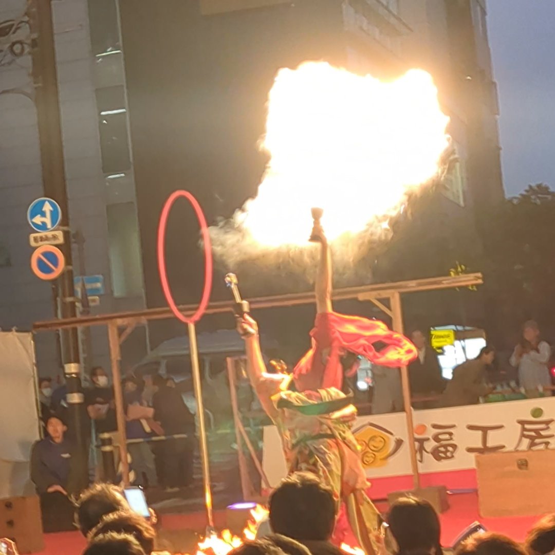 tonbote's tweet photo. 夕方になると炎の迫力が増しますね https://t.co/DsadcZBmOu