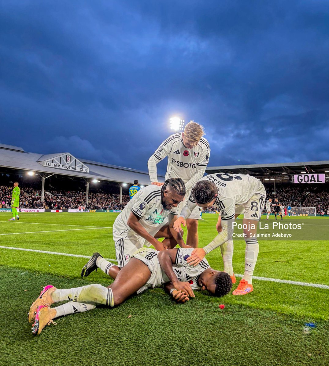PoojaMedia's tweet image. Alex Iwobi celebrating Fulham's 3rd goal with teammates. #PoojaInUK
