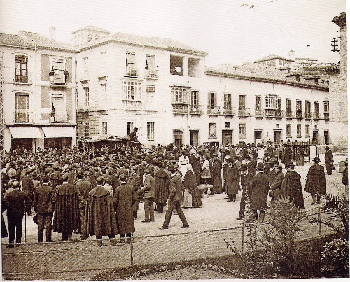 Así se enterraba en la #Granada de 1905. Por el carruaje y la multitud no debía de ser un "cualquiera". La Plaza de Santa Ana es donde mas se podía lucir el cortejo camino del Paseo de los tristes y de la Cuesta de los Muertos o de los Chinos antes de llegar al cementerio.