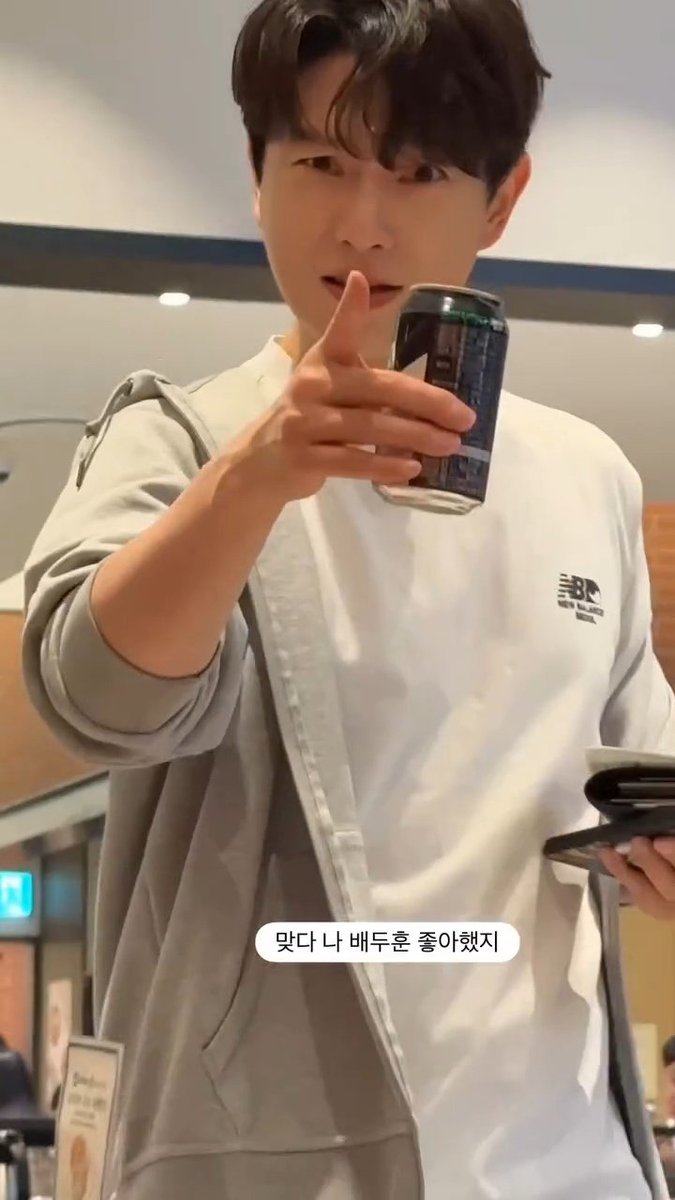 동생 포착
자기찍는거 보고 쉬엽다는 듯이 웃음
그리고 장꾸미 발동
모든것이 유죄여서 뭐 어떻게 할 수가 없다