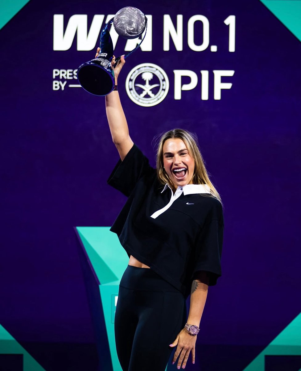 TheTennisLetter's tweet image. Aryna Sabalenka lifts the WTA Year End World #1 Trophy for the second season in a row. 

Ran it back. 

🐅🏆🥇

(via WTA on IG)